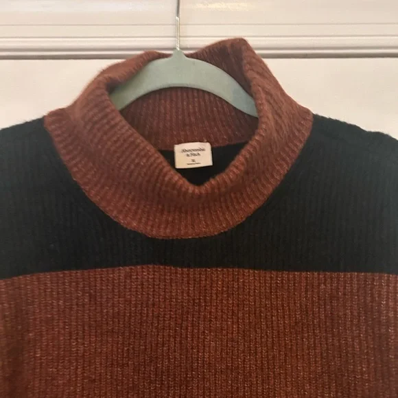 (NWT) Abercrombie & Fitch Classic Turtleneck - Picture 3 of 7